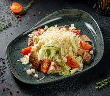 Салат Цезарь с индейкой