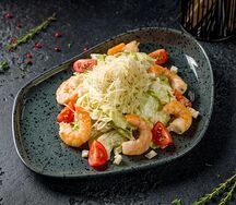 Салат Цезарь с тигровыми креветками