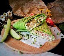 Шаурма из курицы в чесночном лаваше