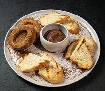 Мясной паштет с луковым джемом