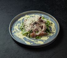 Салат с уткой, грушей и горгонзолой