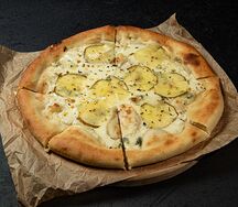 Пицца с грушей и сыром