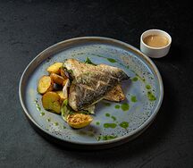 Дорадо с картофелем и креветочным соусом