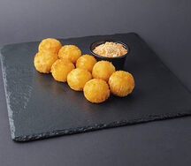 Сырные шарики с брусничным соусом