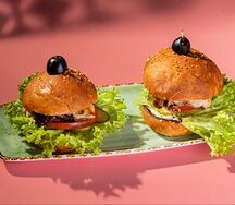 Пара мини-бургеров с курицей и с говядиной
