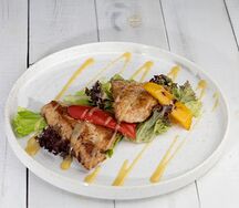 Куриное филе на листьях салата