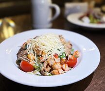 Салат Цезарь с курицей