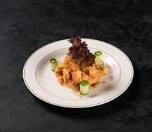 Королевские креветки в миндальных лепестках с микс-салатом и соусом спайси