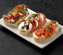 Ассорти из брускетт (моцарелла, лосось, ростбиф)