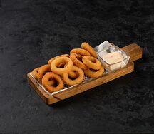 Луковые колечки в темпуре с соусом айоли-чили