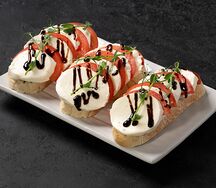 Брускетта пушка-ракета с моцареллой 