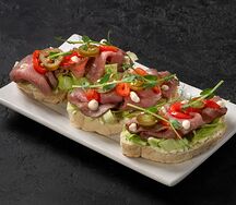 Брускетта пушка-ракета с ростбифом