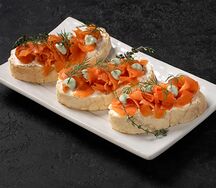 Брускетта Пушка-ракета с лососем