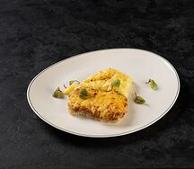 Филе трески, запеченное с луком-пореем под сырной корочкой