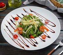 Салат с рукколой и креветками