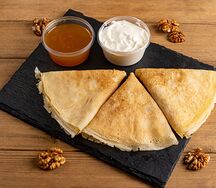 Блины со сметаной и манговым джемом