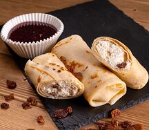 Блины с творогом и абрикосовым джемом