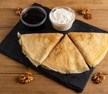 Блины со сметаной и черничным джемом