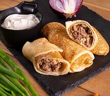 Блины с мясом и сметаной