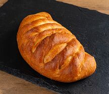 Пирожок с творогом и изюмом