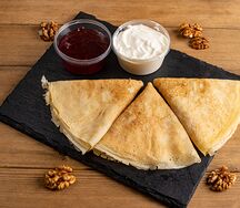 Блины со сметаной и клубничным джемом