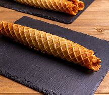 Вафельная трубочка со сгущенкой