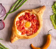 Хачапури по-аджарски с беконом и помидорами