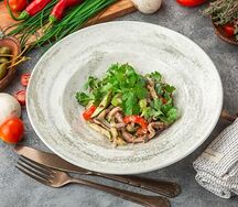 Салат с овощами на гриле и копченой индейкой