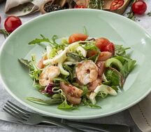 Салат с моцареллой и креветками