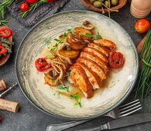 Подкопченая куриная грудка с вешенками и картофелем