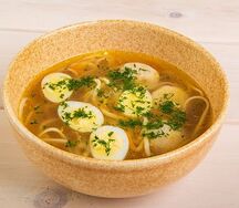 Куриный суп с лапшой, фрикадельками и перепелиным яйцом