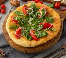Хачапури имеритинский с томатами, луком и тархуном