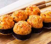Горячий ролл с лососем и сырным соусом