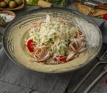 Салат с курицей и копченым сулугуни