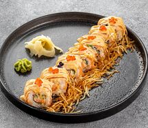 Ролл с лососем, крабом и кранч картофелем