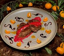 Медальон с клюквенным соусом