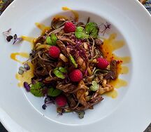 Тибетский Wok с говядиной и спелой малиной