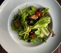 Салат с маринованными мидиями