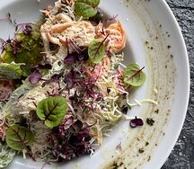 Seafood со свежим салатом и микрозеленью