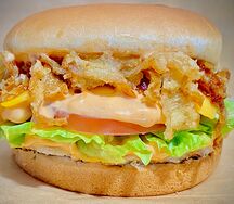 Американский бургер с куриной котлетой и луком фри