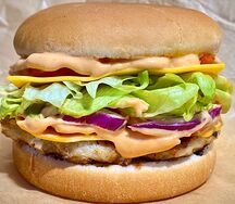 Американский бургер с цыпленком и красным луком