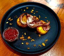 Драники с беконом и фирменным соусом