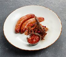 Бараньи колбаски с тушеной капустой