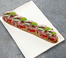 Брускетта с ростбифом, гуакамоле и луком-шалот