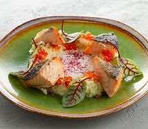 Лосось с картофельным пюре, сливочно-ореховым соусом и красной икрой