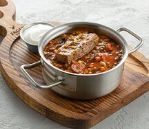 Солянка из говядины с колбасками и шкварками