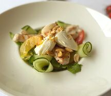 Салат со сливочным сыром и персиком