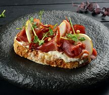 Брускетта с уткой и грушей