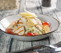 Салат Цезарь с курицей