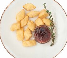 Жареный сыр сулугуни с клубничным соусом